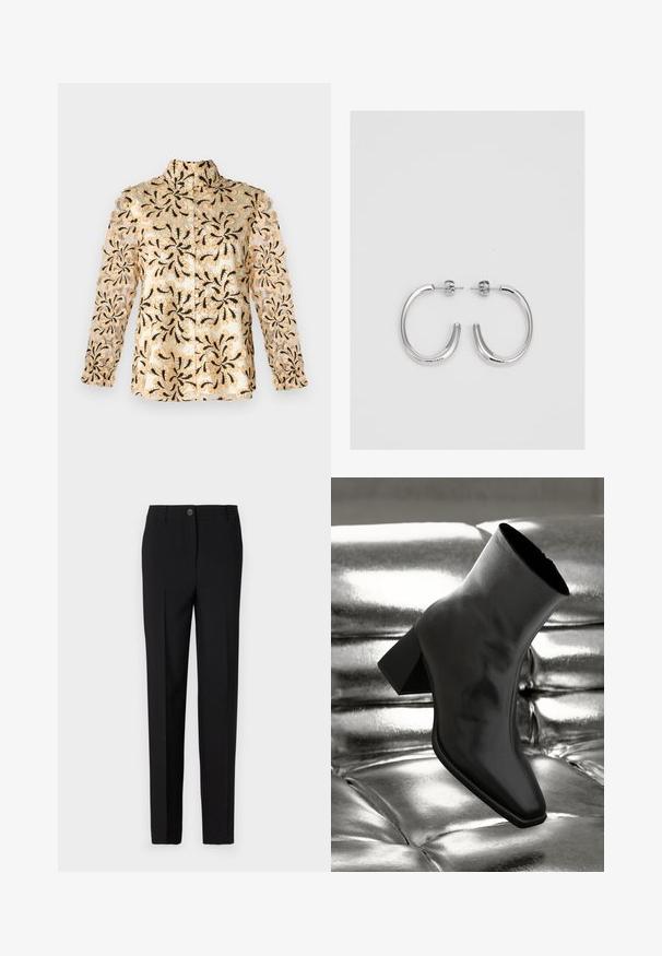 Beige Hemd mit kunstvollem schwarzen Blumenstickereien, transparenten Ärmeln, geradem Schnitt und einem Kragen mit Knopfverschluss.; Schwarze, maßgeschneiderte Hose mit geradem Bein, ausgestattet mit einem Knopfverschluss und Gürtelschlaufen, aus glattem Stoff gefertigt.; Schwarzer Knöchelstiefel aus glänzendem Material mit quadratischer Zehenform und verjüngtem Absatz, vor einem glänzenden silbernen gepolsterten Hintergrund.; Silberne Creolen mit einer glatten, glänzenden Oberfläche. Abgerundete Form, leichtes Design, mit einer Steckverschluss.