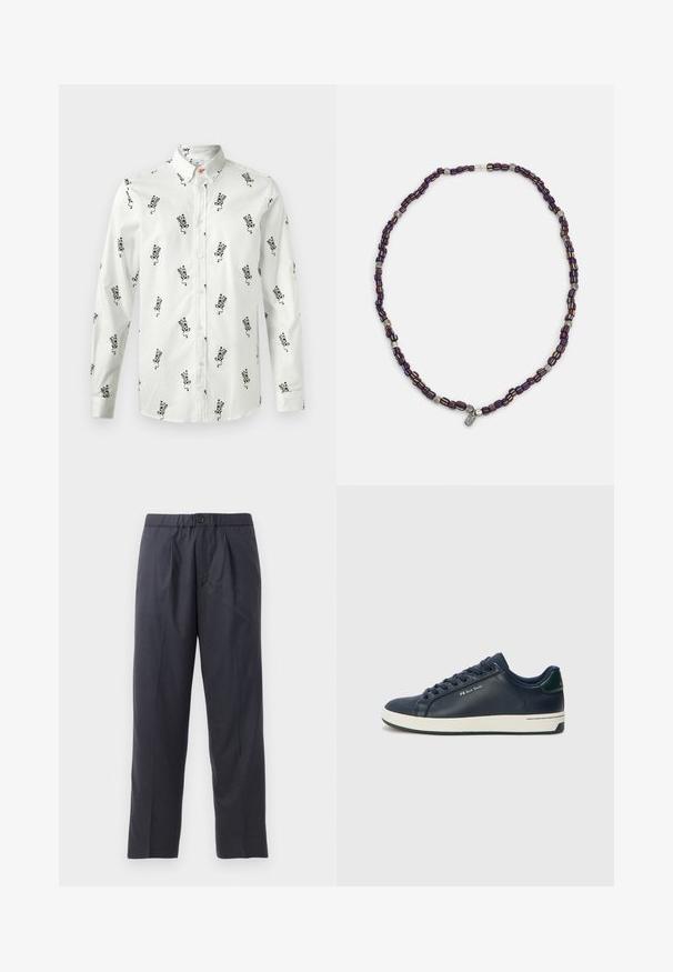 Witte overhemd met knopen, met zwart bloemenpatroon, lange mouwen en knoopkraag. Glad stof met een ontspannen pasvorm. Heeft een subtiele oranje accentknop.; Donkerblauwe broeken van zachte stof met een geplooid voorkantontwerp en een elastische tailleband. Voorzien van een knoopsluiting en een rechte pijp.; Marineblauwe leren sneaker met een witte rubberen zool, ronde neus en platte veters. Kenmerkt zich door een groene hielaccent en subtiel merlogo aan de zijkant.; Multikleurige kralenketting met donkerblauwe, rode en gele kralen, afgewisseld met zilveren accenten en een hangende charme.