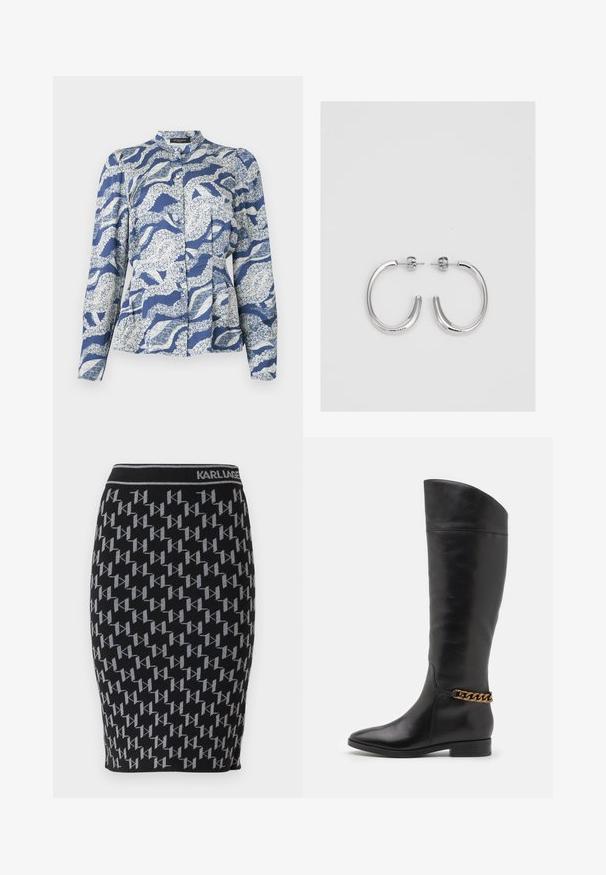 Mėlyna bluzonė su baltu bangų raštu, su mygtukų užsegimu, apvalia apykakta ir ilgomis rankovėmis. Pagaminta iš tekstūrinės medžiagos.; Juodas megztas pieštuko sijonas su pasikartojančiu pilku "KL" logotipo raštu ir juodu juosmens diržu su prekės ženklu "KARL LAGERFELD."; Aukšti juodi odiniai batai su liekna forma, smailiu smaigaliu ir aukso grandinėlės akcentu ties kulkšnimi. Žemas bloko kulnas. Lygi tekstūra.; Sidabrinės auskarai žiedai su lygiu, blizgiu paviršiumi. Suapvalinta forma, lengvas dizainas, su uždarymu ant smeigtuko.