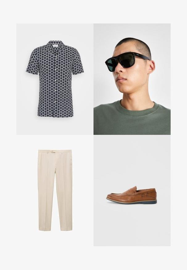 Camicia a maniche corte blu navy con un motivo circolare bianco, con chiusura bottone e una morbida texture del tessuto.; Pantaloni beige su misura con taglio dritto, dotati di chiusura in vita con un singolo bottone, due tasche laterali e design frontale piatto.; Mocassini in pelle marrone con punta tondeggiante, dettagli cuciti e suola in gomma bassa. Il design presenta una banda sulla parte superiore.; Occhiali da sole rettangolari neri con lenti scure, caratterizzati da una forma distintiva e un marchio sulla parte tempiale. Indossati da una persona con una maglietta verde.