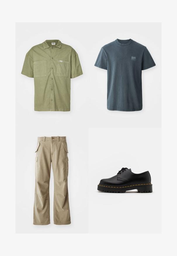 Camicetta verde oliva a maniche corte realizzata in cotone, con colletto, due tasche frontali e chiusura con bottoni.; T-shirt in cotone grigio scuro con collo rotondo, maniche corte e un piccolo logo stampato sul lato sinistro. Vestibilità classica con orlo dritto.; Pantaloni cargo beige realizzati in tessuto resistente, caratterizzati da una vestibilità comoda, numerose tasche laterali e ginocchia rinforzate. Design con davanti piatto.; Scarpa nera in pelle con lacci, punta arrotondata, suola in gomma texturizzata e cuciture gialle attorno alla base. Design piatto e finitura liscia.