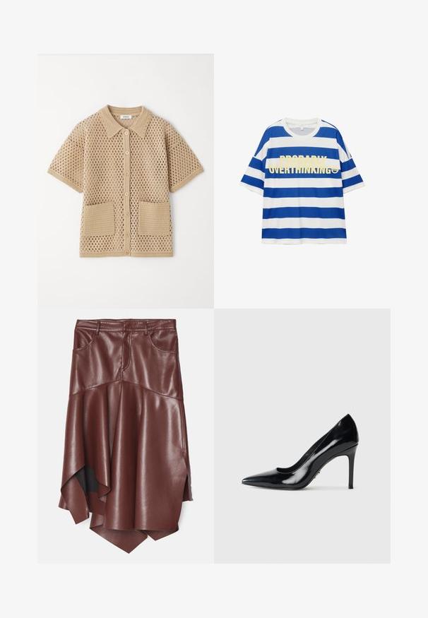 sandro Košilová halenka - sable; Bavlněné tričko s modro-bílými vodorovnými pruhy. Na přední straně je výrazný žlutý text „PROBABILNĚ PŘEMÝŠLÍM PŘÍLIŠ“ a grafika usměvavého obličeje. Krátké rukávy.; Hnědá sukně z umělé kůže s volánovým, asymetrickým lemem, která má dvě přední kapsy a hladký, lesklý povrch.; Černý lakovaný kožený lodičkový bot s špičatou špičkou a úzkým jehlovým podpatkem na jednoduchém bílém pozadí.