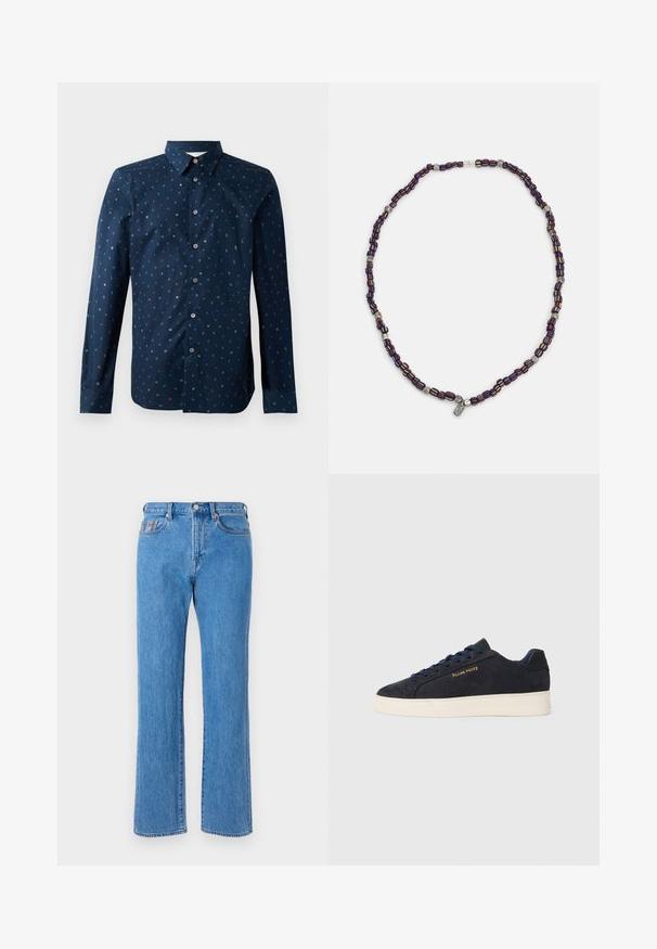 Marineblauw overhemd met knopen, voorzien van een kleurrijk letterpatroon, lange mouwen en een klassieke kraag. Het heeft een reguliere pasvorm en een gladde textuur.; Lichtblauwe denim jeans met een rechte pijp, vijf-pocket ontwerp en een knoopsluiting. Bevat subtiele stikdetails.; Navyblauwe suède lage sneakers met een witte zool, navy veters en het 'Filling Pieces' logo in goud op de zijkant.; Multikleurige kralenketting met donkerblauwe, rode en gele kralen, afgewisseld met zilveren accenten en een hangende charme.
