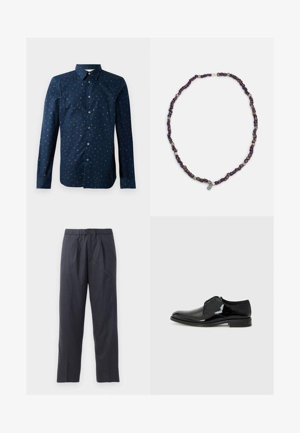 Námořnická košile na knoflíky s barevným potiskem písmen, dlouhými rukávy a klasickým límcem, se standardním střihem a hladkou texturou.; Tmavě modré kalhoty vyrobené z měkké látky s designem s sklady vpředu a elastickým pasem. Obsahují zapínání na knoflík a rovný střih nohou.; Černé společenské boty vyrobené z lesklé lakované kůže, s kulatou špičkou a vnějšími švy. Obsahují nízký podpatek a zavazování.; Náhrdelník z barevných korálků s tmavě modrými, červenými a žlutými korálky, proložený stříbrnými akcenty a visícím přívěskem.