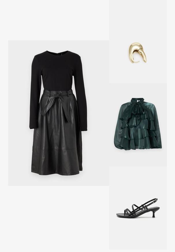 Mörkgrön, satinblus med hög krage och stor fluga, med flera volanglager över framsidan. Slät textur och glansig yta.; Svart långärmad topp kombinerad med en svart skinnimitation kjol, med en knytning i midjan och en slät, glänsande yta.; Svarta klacksandaler med flera korsande remmar. Slät material, spetsig tå och smal klack. Justerbar vristrem med spänne.; Örhänge i guldtonad metall med en elegant, böjd design. Har en distinkt spetsig form, polerad yta och gångjärnslås.