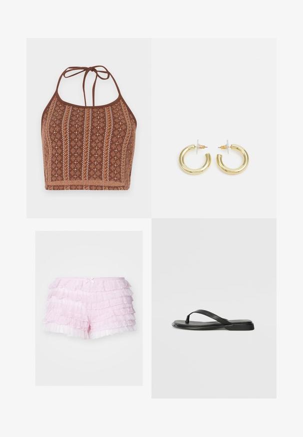 Top crop halter à motifs marron, présentant des designs géométriques avec des accents blanc cassé, des liens au cou ajustables et une finition douce et texturée.; Shorts roses à volants avec plusieurs couches de dentelle, présentant un doux nœud en satin à la taille et une finition transparente et texturée.; Tongs noires en cuir lisse, avec un design de sangle fine et une semelle plate à profil minimal. Aucun motif ou accent notables.; Boucles d'oreilles en or avec une finition lisse et brillante. Design circulaire présentant un petit clou et une attache transparente pour un port sécurisé.