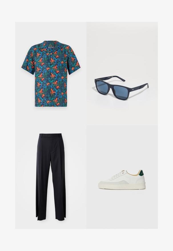 Trumpas rankovės marškinys, pasižymintis tamsiai mėlyna fono spalva, puošta ryškiomis tropinėmis gėlėmis oranžinės, žalios ir mėlynos spalvų. Su mygtukų užsegimu.; Juodi, aukštai užtraukiami kelnių modeliai su plačiomis kojomis, pagaminti iš lygaus audinio. Yra priekiniai raukšlės ir diržo kilpos. Minimalistinio dizaino, be matomų detalių.; Baltos sportbačiai su zomšos akcentais, apvaliu nosiu, plokščiais raišteliais ir kreminės spalvos guminiu padu. Ant kulno yra žalia ženklinimo detalė.; Mėlynos stačiakampės saulės akinių su tamsiais objektyvais, matinio jūros gylio rėmu, su logotipo detalėmis ant šventyklos, tiesiomis šakėmis ir vientisa, lygi tekstūra.