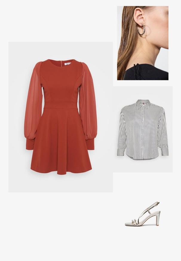 Skjorta med krage i horisontella och vertikala marinblå och vita ränder, med knäppning fram och något rundad nederkant.; Röd klänning med korta puffärmar i genomskinligt tyg, åtsittande liv, utsvängd kjol och dragkedja bak. Tillverkad av texturerat tyg med en slät yta.; Metallisk silver högklackad sandal med öppen tå, med tre tunna remmar över foten och en ankelslinga med spänne.; Gyllene metallisk kuvertväska med en slät yta, försedd med en triangulär flikstängning. Den hand som håller den har välvårdade naglar.; Silverörhänge med polerad yta, med små detaljer i guld och rund form, bärs på loben.