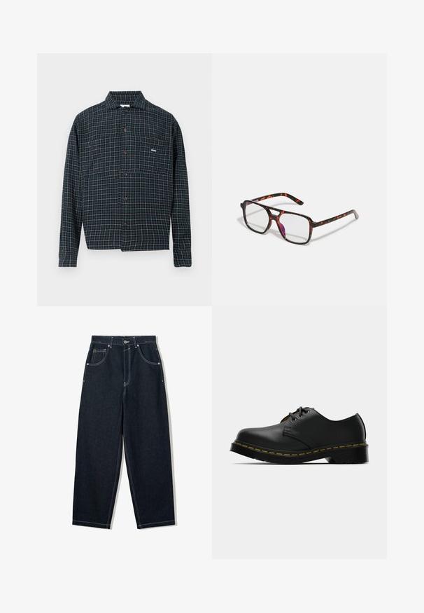 Sötétkék flanel ing, fehér és narancssárga négyzetmintázattal. Gallérral és egy logós részletű mellzsebbel rendelkezik.; Széles szárú, sötét farmernadrág kontrasztos fehér varrással, öt zsebbel és gombos záródással. Magas derék kialakítás jellemzi.; Fekete bőr cipők lekerekített orral, fűzős kialakítással, sárga varrással a talpon, és vastag fekete gumitalppal a tapadás érdekében.; Technikai zselé mintázatú, téglalap alakú lencsékkel rendelkező szemüveg, fekete és narancssárga kerettel, fényes felülettel és vékony szárakkal.