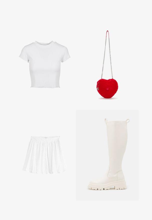 Camiseta blanca corta de tejido acanalado. Presenta mangas cortas con bordes deshilachados y un escote redondo con un detalle de volantes.; Falda blanca acampanada hecha de tela ligera con una cinturilla elástica. Presenta un diseño fruncido para mayor volumen y fluidez.; Botas de goma blancas hasta la rodilla con suela gruesa y paneles elásticos laterales. Cuenta con lengüetas en la parte superior para facilitar su colocación. Textura suave.; Bolso en forma de corazón rojo con textura suave y esponjosa, cadena de plata como strap y un charm adjunto. Presenta un detalle destacado de pom-pom.