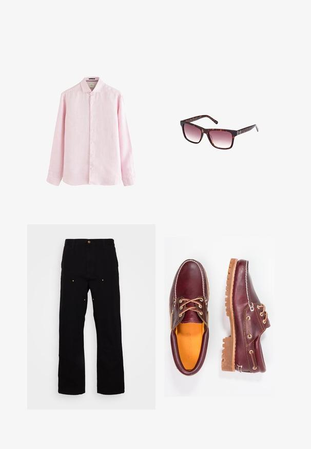 Jasnoróżowa koszula z długim rękawem, wykonana z lnu, z kołnierzykiem zapinanym na guziki, przednim zapięciem na białe guziki oraz lekko zaokrąglonym dołem.; Czarne dżinsy o prostym kroju, z akcentami z złotego metalu oraz widocznym przeszyciem na przednich i tylnych kieszeniach.; Bordowe skórzane buty z brązowymi gumowymi podeszwami, okrągły czubek, białe przeszycia i złote oczka. Wnętrze posiada żółtą podszewkę.; Okulari w stylu żółwia z prostokątną oprawą, gradientowymi szkłami i grubymi ramionami z subtelnym detalem logo. Gładka tekstura, nowoczesny design.