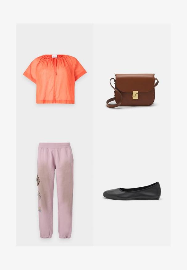 Korte mouwen, cropped top in feloranje, gemaakt van lichtgewicht stof. Beschikt over een ronde halslijn met geplooide details en een sluiting met een strik aan de voorkant.; Roze sweatpants met een elastische tailleband, voorzien van decoratieve patches in ruitvorm aan de linkerkant en elastische boorden bij de enkel.; Zwarte leren ballerina met een ronde neus, gladde textuur, minimale stikdetails en een flexibele zoolontwerp.; Bruine leren handtas met een klep sluiting, gouden hardware, een schouderband en een gladde textuur. Compact rechthoekige vorm.
