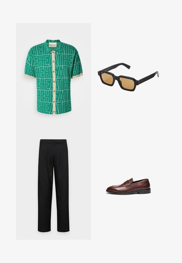 Grønn t-skjorte med kort erm og et dristig mønster av hvite logoer, med en kremfarget knappestolpe og kontrasterende ermer.; Sorte bukser laget av glatt stoff, med rette ben, to frontfoldninger og standard liv med beltehemper.; Brune skinn loafers med glatt overflate, rund tå, dekorativ stropp og svart gummisåle. Har minimalistisk sømdetalj.; Det oppstod en feil under generering av alt-tekst.
