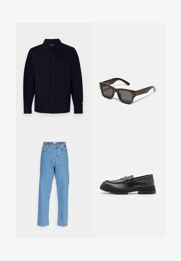 Marine blauwe button-up jas van katoen met een korte kraag, twee voorzakken en een klein geel logo detail op de mouw.; Lichtblauwe high-waisted recht gesneden jeans met een voorste knoop, ritssluiting, riemlussen en een vijf-pocket ontwerp op een witte achtergrond.; Zwarte leren instappers met een gladde afwerking, voorzien van een voorste banddetail en een stevige rubberen zool met gegroefde accenten.; Tortoise shell zonnebril met donkere lenzen, vierkant montuur en zilveren accentstuds aan de voorkant. Gemaakt van kunststof, lichtgewicht en duurzaam.