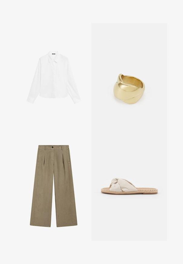 Weißes Langarmhemd mit spitzem Kragen, durchgehender Knopfleiste und geradem Saum. Hergestellt aus glattem Stoff mit einem frischen, sauberen Erscheinungsbild.; Helle taupeweite Hosen mit glatter Textur, vorne mit Bügelfalte, Gürtelschlaufen und einer Knopfverschluss am Bund.; Beige Stoff Slipper mit einem geknoteten Oberdesign und einer gewebten Jutessohle. Flache, offene Zehenform mit einem strukturierten, geflochtenen Rand.; Goldfarbener Ring mit einem glatten, gedrehten Design. Er verfügt über eine polierte Oberfläche und abgerundete Kanten, die eine nahtlose, fließende Form erzeugen.