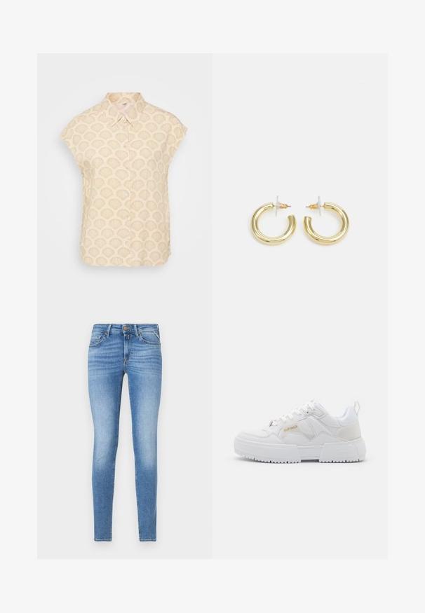 Jasno beżowa koszula z muszelkowym wzorem, krótkie rękawy, kołnierzyk i zapięcie na guziki. Wykonana z miękkiego, teksturowanego materiału.; Slim-fit jasnoniebieskie dżinsy z średnim stanem, z przodem na guzik i pięcioma kieszeniami.; Białe sneakersy o masywnej konstrukcji, wykonane z materiałów skórzanych i syntetycznych, z teksturowanymi detalami, sznurowadłami oraz wyraźnym logo w kolorze złotym.; Złote kolczyki w kształcie kółek o gładkim, błyszczącym wykończeniu. Okrągły design z małym klipsem i przezroczystym zapięciem zapewniającym bezpieczne noszenie.