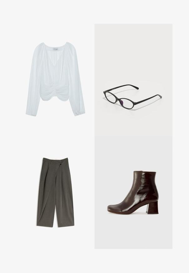Hvid langærmet bluse med V-hals, plisseret struktur, samlede detaljer ved taljen og elastiske manchetter. Mærket synligt indeni.; Breddebenede bukser i et mørkegråt stof. Har flad front, sidelommer og en enkelt knaplukning. Glat tekstur, skræddersyet pasform.; Chie Mihara MUKI - Støvletter m/ kilehæl - sucre choco; Sorte plastiske briller med oval form, der har klare linser og en lilla accent på venstre linse. Elegant, minimalistisk design.; Sort lædertaske med en buet form, som har to frontlommer, lynlås lukning og en justerbar rem med metal accenter.