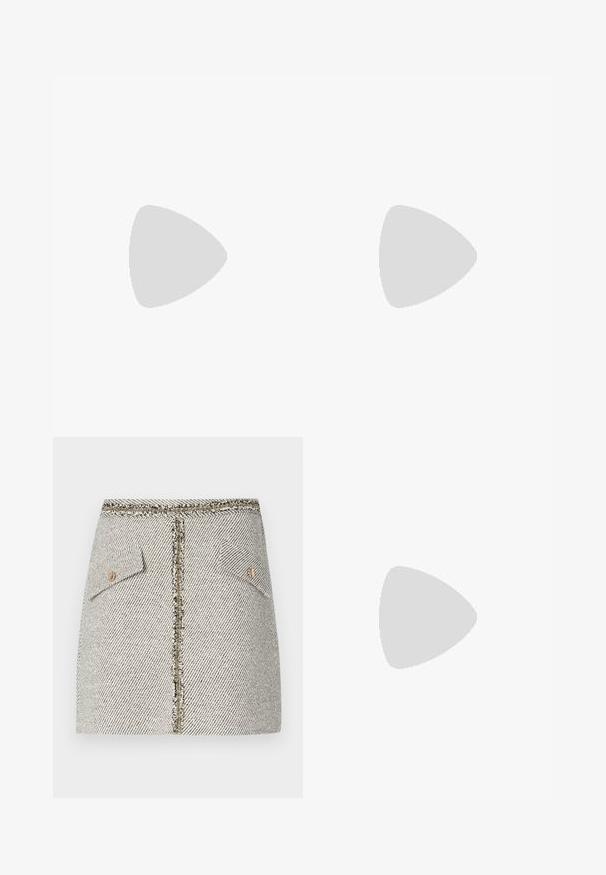 Top de manga larga en un beige claro, fabricado en un tejido suave con un ligero brillo. Presenta un detalle fruncido en el lateral y un sutil escote barco.; Falda de tweed tejido en un patrón de espiga blanco y negro, presenta dos bolsillos frontales y una cremallera en tono dorado en la parte trasera con bordes deshilachados.; Botas altas de cuero negro con un diseño elegante, punta afilada y un acento de cadena dorada en el tobillo. Tacón bajo tipo bloque. Textura suave.; Aros de plata en forma de aro con un acabado liso y brillante. Diseño redondeado y ligero, con cierre de tipo post-back.