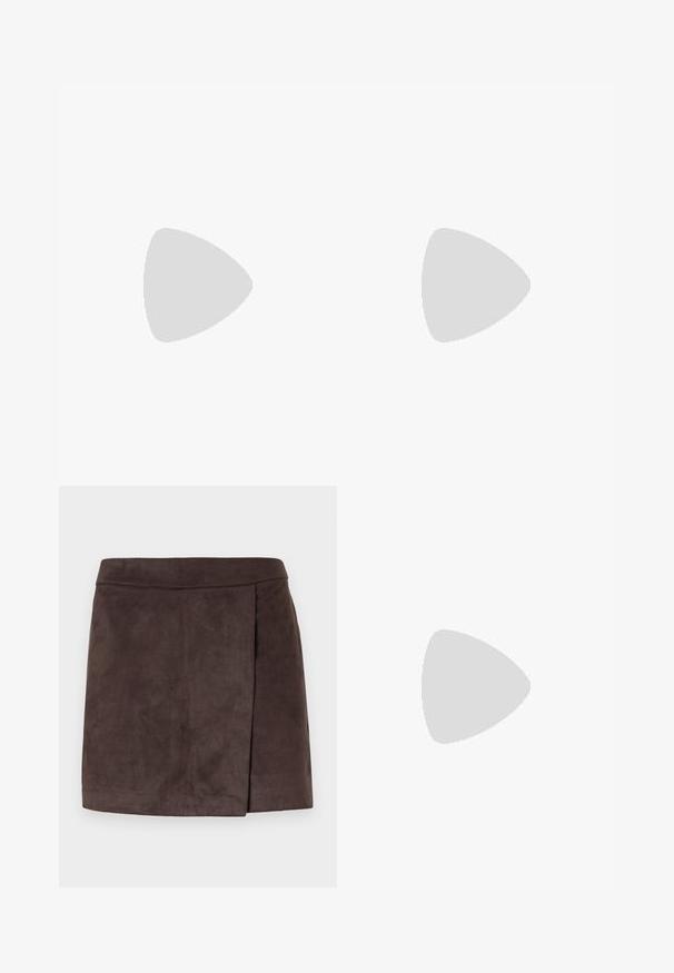 Roze, mouwloze tanktop met een gestructureerd verticale streep patroon, een ronde halslijn en een rij van vijf knoopaccenten.; Bruine faux-suede mini-rok met een gladde textuur, met een zijplooi-detail, een rechte zoom en een aansluitende tailleband.; RAID ATHENA - Pantoffels - cream; Witte leren handtas met een doorgetrokken creme geweven stof aan de onderkant. Voorzien van een gouden handvat en een opgerolde witte schouderband voor veelzijdigheid.