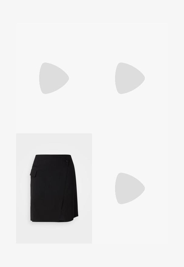 Hvit ribbestrikket tanktopp med høy hals og ermeløs design. Har en liten svart Karl Lagerfeld-logo i midten. Myk stofftekstur.; Svart omslagskjørt laget av glatt stoff, med en sidelomme og knappelukking. Designet har en frontsplitt for enkel bevegelse.; Svarte lær høyhælte sandaler med firkantet tå, ankelrem med gullspenne, og en slank metallhæl. Glatt tekstur, minimalistisk design.; Beige lærveske med en strukturert, trekantet form, som har et sølvfarget kjedehåndtak og en skrifttype-logo i metall.