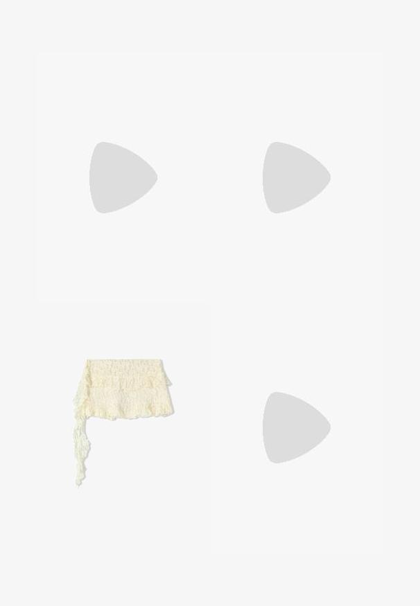 Biała krótka bluzka bez rękawów wykonana z prążkowanej bawełny. Posiada okrągły dekolt i haftowane czarne logo na piersi. Prosty, dopasowany fason.; Koronkowa narzutka w kolorze kości słoniowej z falbanami; charakteryzuje się skomplikowanymi wzorami kwiatowymi; delikatnie opada, z długim, zwisającym końcem.; Brązowe skórzane botki za kolano z okrągłym noskiem, masywnym czarnym obcasem i subtelnymi szwami z przodu i z tyłu.; Okrągłe, brązowe okulary przeciwsłoneczne z błyszczącą bordową oprawą. Cienkie ramiona z subtelnym detalem marki. Płaski kształt soczewek.