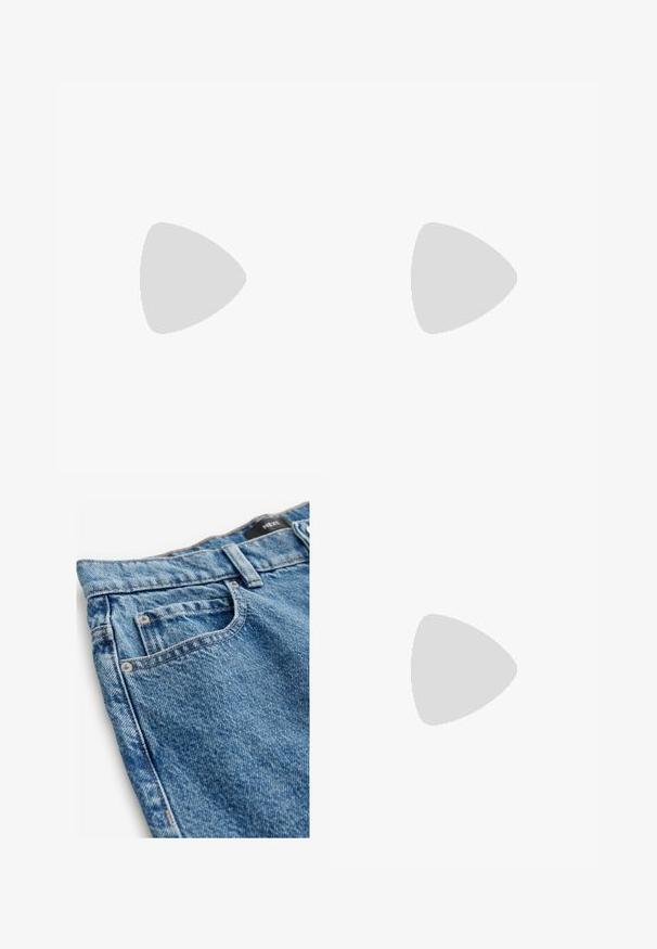 Top grigio chiaro a maniche corte con scollatura quadrata, texture a coste e bordi ondulati. Tessuto morbido, design informale e vestibilità comoda.; Jeans in denim di blu medio con una texture scolorita. Le caratteristiche includono cinque tasche, rivetti in rame e dettagli cuciti lungo le cuciture.; Sneaker con stampa leopardata in materiale scamosciato, lacci rossi e tre strisce bianche sui lati. Presentano una linguetta di colore crema e una suola marrone.; Borsa a tracolla in suede marrone con lunghi dettagli in frange, forma curva e una singola tracolla. Presenta una superficie liscia e testurizzata.