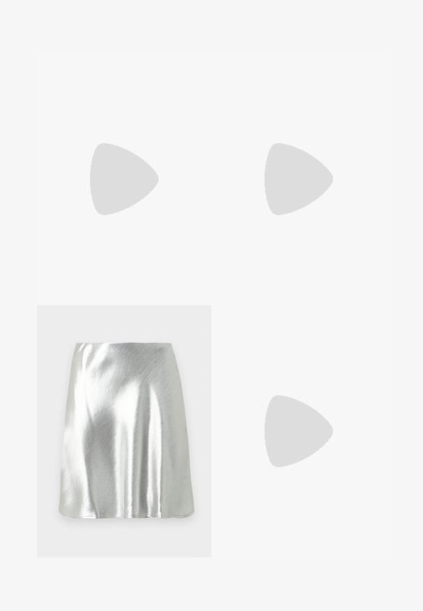 Sinine jalgpallipusa lühikeste varrukatega, millel on gradiendikujundus, Puma logo, Red Bulli emblem ja helesiniste aktsentidega krae.; Hõbedase metallilise viimistlusega mini-seelik, millel on sile tekstuur ja kergus sära. Omaduseks on lehvikukujuline disain ja lihtne, puhas lõigatud ääreline.; Mustad musta lakknahk kingad, millel on terav varvas ja geomeetriline plokkkonts. Omab elegantselt minimalistlikku disaini ja sujuvat tekstuuri.; Mustmust mustraha kõverate joontega, eemaldatava rihmaga ja kuldsete detailidega. Kotil on klapp, millel on pandladetail.