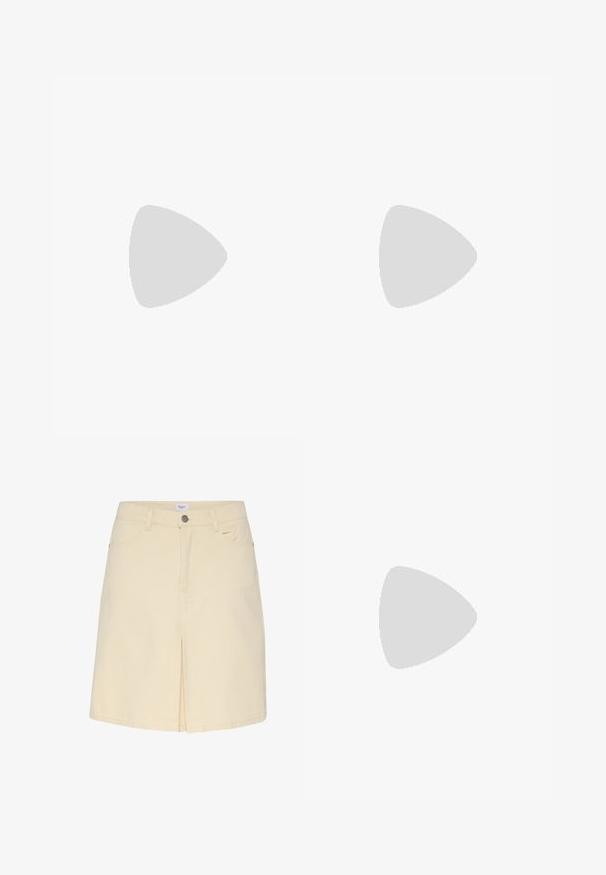 Fekete pánt nélküli felső, texturált mintával, strukturált formával és testhez simuló dizájnnal, látható zárak vagy díszítések nélkül.; Világos bézs farmer szoknya elöl hasítékkal, standard derékkal és klasszikus ötpocket dizájnnal. Sima textúra és minimalista stílus.; Fekete szőtt mules nyitott orral és kecses, ívelt sarokkal. Az anyag fényes felületű, strukturált, kockás mintával.; Fekete téglalap alakú szemüveg, átlátszó lencsékkel. Fényes felület, keskeny szárak, és lila árnyalat látható a lencsék szélén.; Fekete bőrtáska ívelt formával, ezüst szegecsekkel a varrás mentén. A modellen csíkos ujjatlan póló és fekete rövidnadrág látható.