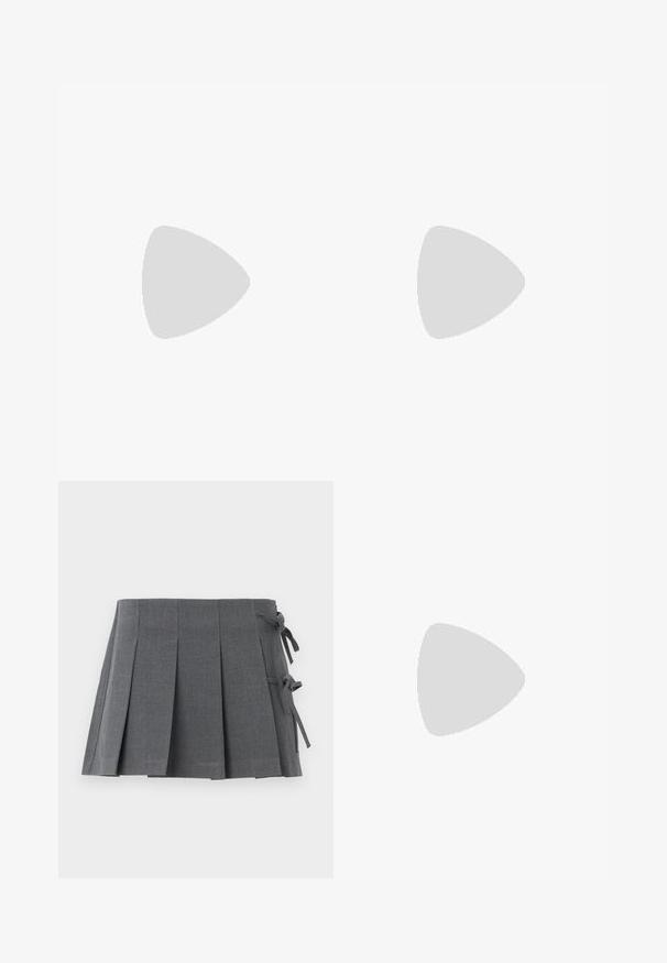 Haut marron à manches longues en tissu côtelé, avec un col et des poignets froncés. Le design est ajusté avec une texture lisse.; Jupe plissée grise avec ceinture à liens, confectionnée dans un tissu texturé, avec une coupe épurée et sans matériel visible.; Chaussure slingback en cuir noir avec un bout pointu et un talon fin et incurvé. Dispose d'une sangle ajustable discrète avec une boucle en métal.; Sac à main en simili cuir noir avec une texture crocodile, un dessus resserré et une sangle froncée. A l'apparence douce et compacte.