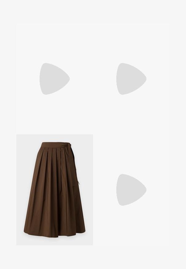 Vitt ärmlöst linne i mjukt tyg. Har en rundad hals och ribbade kanter, med en slät yta och inga synliga mönster.; Brun plisserad kjol i ett tyg med slät yta, med hög midja och sidoknytning som stängning.; Bruna mockasinsandaler med korsade remmar, guldfärgad detaljer, justerbar vristrem, platt sula och minimala sömnadsdetaljer.; Brun läderklutch med guldsnäppram och kort guldchain-handtag, med en mjuk, rynkad textur på vit bakgrund.