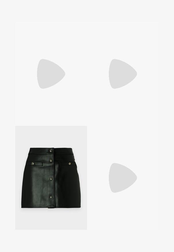 Hvit strikket topp med rektangulær halslinje, med teksturerte mønstre og brede ribbede stropper. Mykt stoff med subtil glans.; Svart skinn miniskjørt med frontlukking, to framlommer og metalliske detaljer. Glatt tekstur med en tettsittende design.; Svarte hæler med flere smale stropper, slinga bak og sølvfarge på hælen. Glatt overmateriale og firkantet hæl.; Brun lærveske med teksturert overflate, kantete design og et karakteristisk topphåndtak. Har et mønstret vevd stroppdetalj.