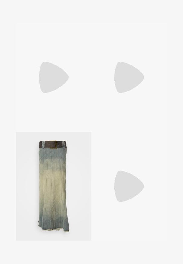 Valkoinen puuvillapaita, jossa on laventelin värinen "LEVI'S®" -logo kukkakoristeluilla. Lyhyet hihat ja klassinen pyöreä kaula-aukko.; Jaded London FISHTAIL SKIRT - Maksihame - light wash; Musta nahkasaapas taisteluun, jossa on pyöreä kärki, nauhakiinnitys etuosassa ja vetolenkki nilkassa. Varustettu paksulla kumipohjalla kestävyystä varten.; Musta kangaspussi, jossa on teksturoitu, tikkikuvio. Pyöreä muoto, lyhyet, paksut kahvat ja pehmeä, joustava rakenne.