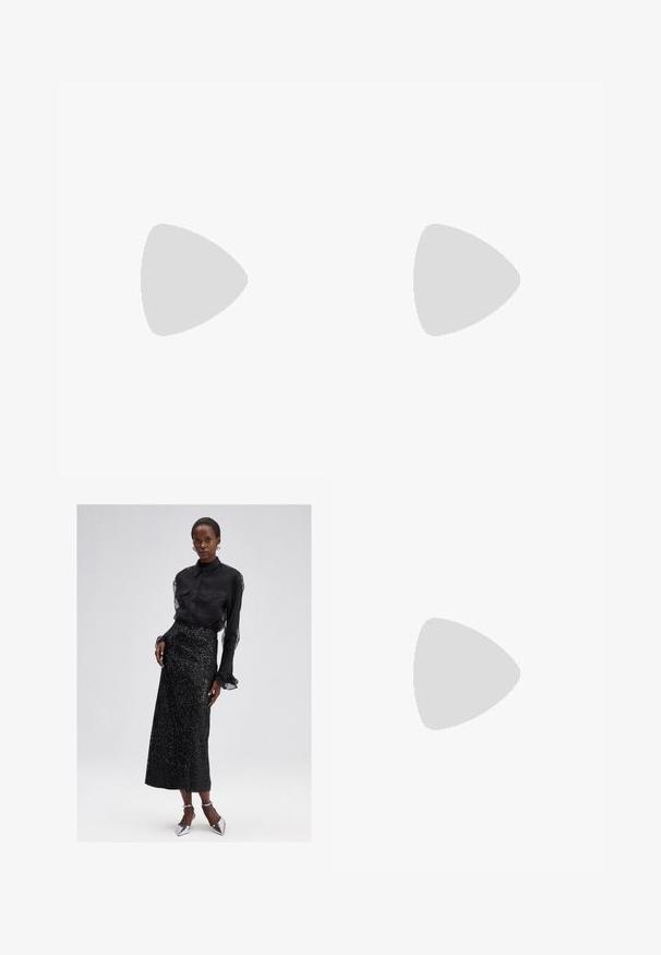 Top nero off-the-shoulder con maniche lunghe, caratterizzato da un design drappeggiato e una trama liscia per una silhouette aderente.; Blusa nera con bottoni e maniche trasparenti, abbinata a una gonna midi nera con paillettes e scarpe con tacco alto argento. Design elegante e dalla texture ricercata.; Simmi London JUNE - Decolleté - black; Borsa a tracolla in pelle nera con design strutturato, manico superiore e dettaglio in metallo dorato sulla parte frontale. Texture liscia, cuciture minime.