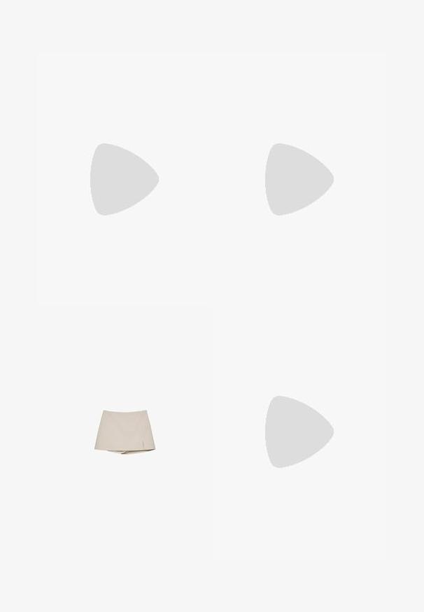 Vit t-shirt med kort ärm och rund halsringning, tillverkad av mjukt tyg. Slät textur, enkel design och inga synliga mönster eller detaljer.; Beige kvinno-skort med en lätt framslid och fastsatta shorts under, visad mot en vit bakgrund.; Svart lackläder platt sko med spetsig tå, ankelsnodd med en guldfärgad spänne och en låg blockklack. Slät, glansig yta.; Svart läderhandväska med två framfickor, dubbla handtag och ett dragkedjeförsett toppstängning. Slät textur och rundad form.