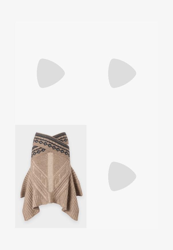 Bluză cu mânecă lungă, degradé alb-negru, având simboluri grafice în nuanțe de gri. Fabricată dintr-un material neted și ușor.; Poncho tricotat bej, cu o textură cu nervuri, design geometric și o margine contrastantă cu un model în albastru închis. Curea asimetrică, cu poale drapate.; Tenisi albi și bej cu panouri texturate, având șireturi bej și o talpă din cauciuc, asortați cu blugi din denim de un albastru deschis.; Geantă de mână din piele neagră cu un lanț din argint, având accente decorative în formă de aripi și cusături albe de-a lungul cusăturii de jos.