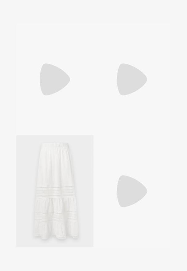 Hvit bomulls t-skjorte med korte ermer, med spredt rød kirsebærbroderi og grønne stilker som nøkkeldetaljer.; Hvit bomullsmaxiskjørt med øyelet-stoff, lagdelt design, elastisk midje og blondekanter langs kanten og panelene.; Svarte patentlær slingback hæler med spiss tå og geometrisk blokk hæl. Har et stilrent, minimalistisk design og jevn tekstur.; Svart lærveske med en buet form, avtagbar stropp og gullbeslag. Vesken har et klaff med spenne-detall.