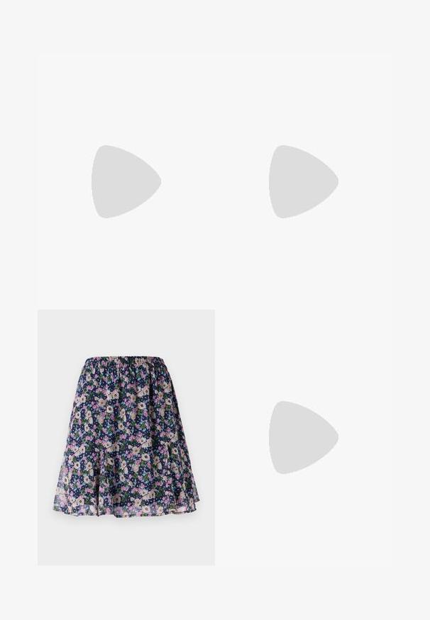Hvit off-the-shoulder topp med volangerm, laget av myk stoff. Har rynkedetaljer foran og en løs passform.; VILA VIFALIA - Miniskjørt - navy blazer; Svart lær slingback sko med spiss tå og smal, buet hæl. Har en diskret justerbar rem med en metallspenne.; Kremfarget kjole med røde prikker, volanger på armene, innsnørt midje; kombinert med en liten hvit veske og nakne høye hæler.