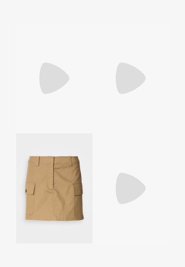 BDG Urban Outfitters NYC 1990 APPLIQUE TEE - Triko s potiskem - camo; Khaki bavlněná sukně s úzkým pasem, dvojicí bočních kapes s klopami a rovný střih. Odolná tkanina s hladkou strukturou.; Stříbrné sandály na vysokém podpatku s sochařským designem, hladkým metalickým povrchem a jedinečným detailním zkrouceným páskem na přední straně.; Sluneční brýle s elegantním tmavě šedým sklem, stříbrným kovovým rámem a černým akcentem ve tvaru hvězdy na každé straně. Zakřivený moderní design.