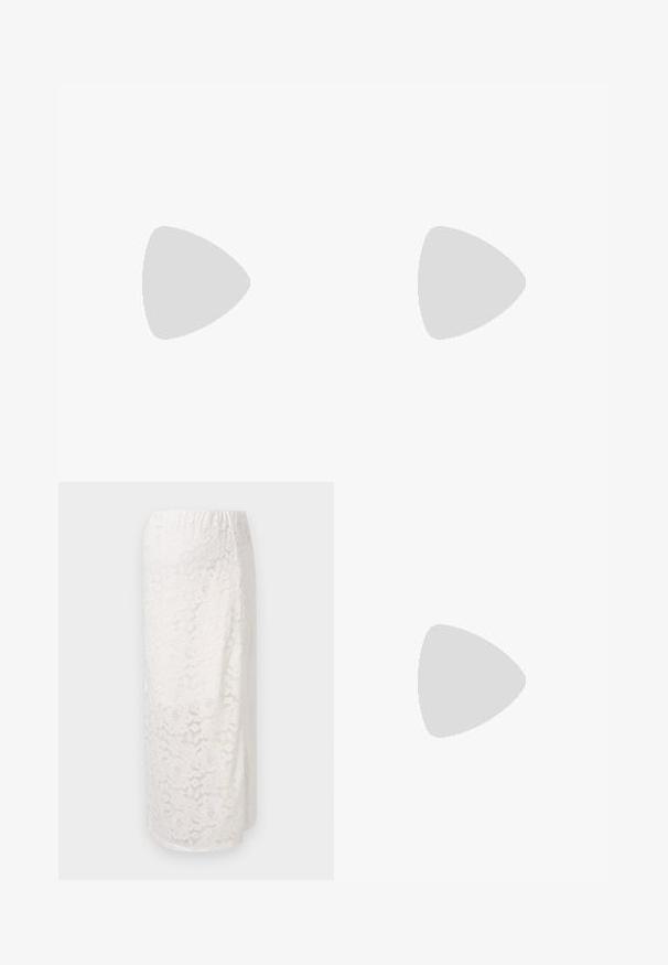 Dve tehotenské tričká: jedno čierne, druhé čierno-bielo pruhované. Obidve majú krátke rukávy a oblečený lem, navrhnuté pre pohodlie počas tehotenstva.; Biela čipkovaná sukňa s kvetinovým vzorom, dĺžka po kolená, elastický pás a hladká textúra. Má polpriesvitný povrch.; Čierne lakované kožené mokasíny s rovnou podrážkou, zaoblenou špičkou a ozdobným pásikom s akcentom v zlatej farbe. Hladký, lesklý povrch.; Čierna kabelka so štruktúrovaným tvarom, hladkou textúrou a kovovou sponou. V kombinácii so širokými čiernymi nohavicami a sandálmi s otvorenou špičkou na drevenej podlahe.