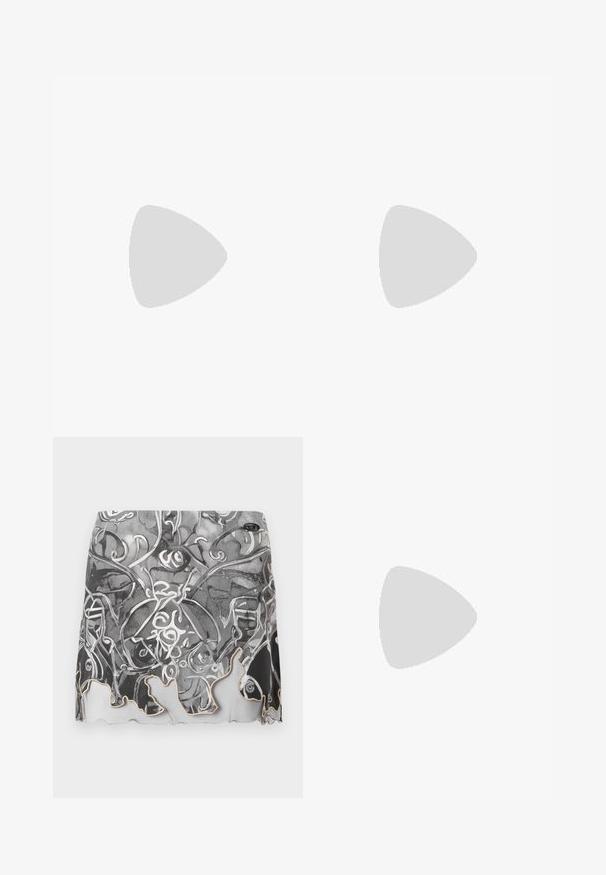 Maglia a maniche lunghe nera con cappuccio e design aderente, dotata di un cordino frontale e una toppa rotonda con logo rosa sulla manica destra.; Mini gonna a pattern bianco e nero con design astratti, orlo scallop e una texture di tessuto liscia con una leggera lucentezza.; Scarpa slingback nera in pelle con punta affusolata, dotata di un accento con logo in argento e un tacco piccolo. Texture liscia e design minimalista.; Borsa a mano in pelle verniciata nera con forma curvilinea, una maniglia singola e fondo arrotondato. Presenta un sottile dettaglio del logo sul davanti.