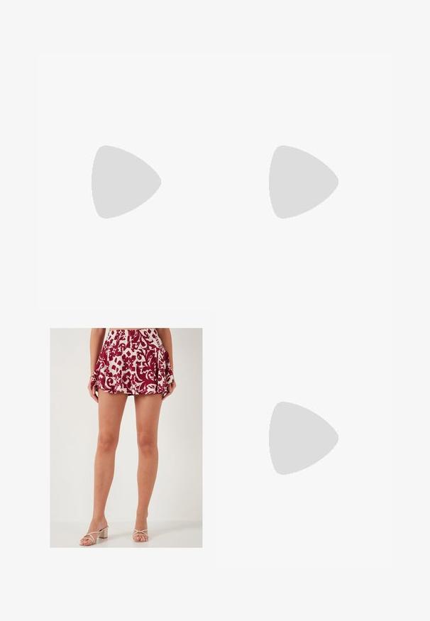 Top sin mangas de color crema con detalle en forma de ojal, frente retorcido y textura recogida a lo largo del cuerpo, hecho de una tela suave y ligera.; LELA SLIM FIT - Falda acampanada - red; Zapato de tacón de tirantes blanco con punta afilada, material superior liso, tacón bajo y diseño con corte lateral con correa ajustable.; Monedero de muñeca Michael Kors en lona recubierta beige que presenta un patrón repetido del logo MK, herrajes dorados y una correa de cadena desmontable.