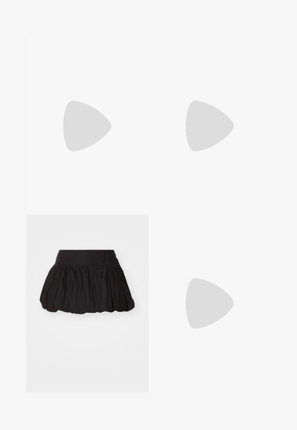 Hvid strapless top med pink blomsterdesign, rynket tekstur og blødt stof, der draperer. Har semitransparente lag.; Sort, lagdelt mini-nederdel med en bred talje, der har blødt, struktureret stof og plisseret design. Ingen synlige lukninger eller udsmykninger.; Bershka Sandaler m/ tåsplit - black; Sølvøreringe formet som Saturn, med en tekstureret planet og en ring, prydet med små klare krystaller og en sløjfe-formet stud.