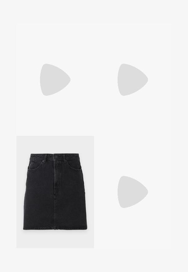 Kortermet topp i hvit med et geometrisk mønster i marineblått, med V-hals og avslappet passform. Laget av lett, strukturert stoff.; Svart denimskjørt med rett snitt, med frontknapp og glidelås, to frontlommer og enkle sømdetaljer.; Rosa semsket høyhælte sandaler med blokkhell, åpen tå og ankelreim med gullspenne. Flat frontreim.; Brun lærveske med plisse-design, justerbar stropp og avrundet form. Minimalistisk merkevare på frontflaten.