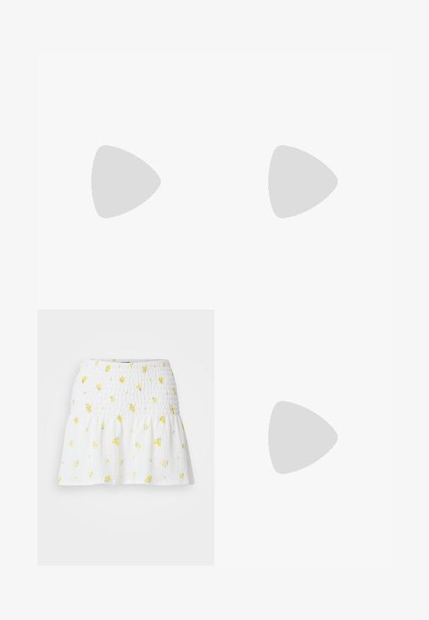 Top alb fără bretele, realizat dintr-un material neted și elastic. Are un decolteu drept și un design potrivit, fără cusături vizibile sau embellishementuri.; Fustă albă cu un model smockat și un imprimeu floral galben. Marginile sunt evazate, creând o siluetă lejeră.; Cizme de cowboy din piele întoarsă bej, cu vârf ascuțit, cusături albe decorative, tija înaltă și toc de lemn suprapus.; Ochelari de soare cu ramă metalică aurie, cu lentile verzi, de formă rotundă, cu temple subțiri și accente din plastic alb la vârfurile brațelor.