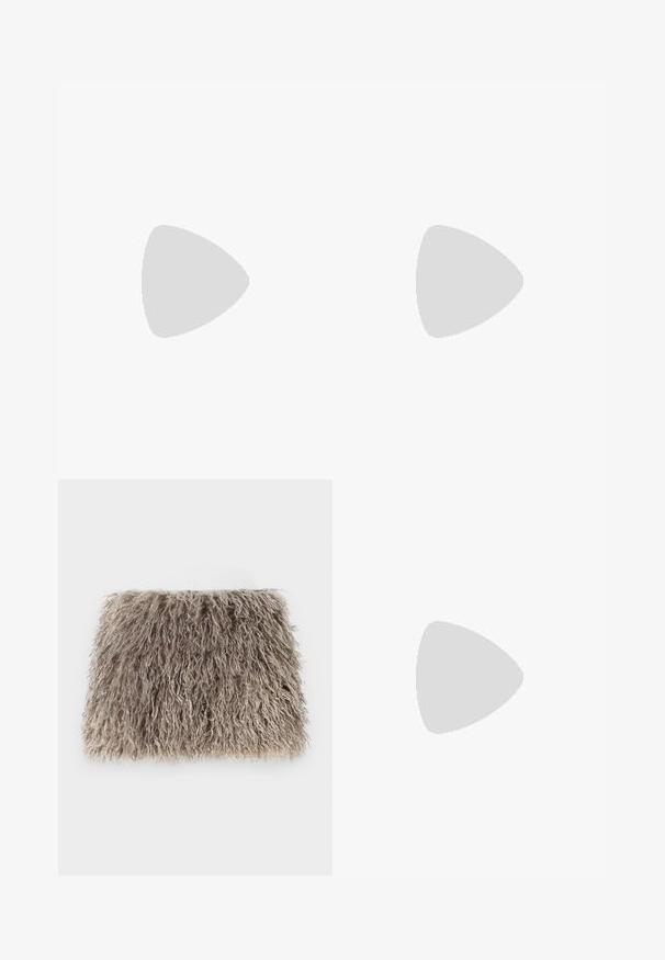 Roestkleurig geribbeld langwerpig topje met een vierkante halslijn, aansluitende pasvorm en een klein merkembleem bij de kraag.; Nepvacht clutch in lichtgrijs met een harige textuur. Rechthoekige vorm met zachte, golvende strengen en zonder zichtbare hardware of accenten.; Foncé roze lederen schoen met een ronde neus, vetersluitingen en een zwarte platformzool die wordt geaccentueerd met gele stiksels.; Zilveren oorbellen in de vorm van een gladde, gepolijste ring. Ronde vorm met een veilige kliksluiting. Lichtgewicht ontwerp, geschikt voor dagelijks gebruik.