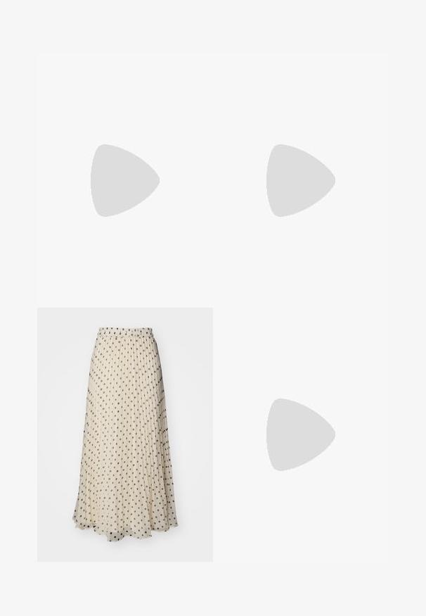 Top senza maniche in cotone nero con pois bianchi, dotato di scollatura rotonda e texture liscia. Etichetta del marchio visibile all'interno.; Gonna maxi plissettata in tessuto crema, con pois scuri distribuiti uniformemente. Vita elasticizzata per comfort e orlo fluido.; Scarpe da ginnastica in bianco e nero con un design elegante, suola in gomma, chiusura con lacci e tre strisce bianche sui lati.; Borsa a tracolla nera in pelle con una texture liscia, forma curva e un'unica tracolla. Presenta un logo argento "Lancaster Paris" sulla parte anteriore.