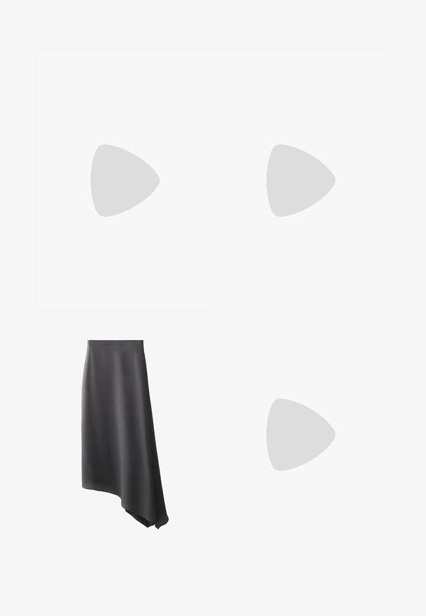 Schwarzer Body mit quadratischem Ausschnitt, ärmellosem Design und String-Rücken. Hergestellt aus glattem, elastischem Stoff. Verfügt über einen Druckknopfverschluss am Boden.; Asymmetrischer schwarzer Rock aus glattem Stoff, mit hoher Taille und einem fließenden Schnitt, der auf einer Seite länger fällt.; Grüne, gewebte Absatzsandalen mit verstellbarem Schnallenverschluss, quadratischer offener Zehenpartie und glatter Sohle. Sie verfügen über einen eleganten, schlanken High Heel und strukturierte Riemen.; Schwarze Lackledertasche mit geschwungenem Design, goldenen Hardware-Akzenten und einem auffälligen Logo. Inklusive abnehmbarem Schultergurt.