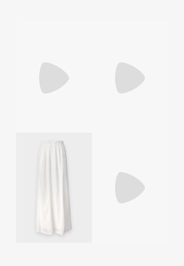 Haut sans manches noir avec imprimé de feuilles de palmier blanches, design en v, et fines bretelles. Le tissu a une texture lisse.; Jupe maxi blanche en tissu texturé avec des motifs découpés, une taille élastique et un design fluide.; Ballerines noires en cuir avec un bout pointu, une attache à la cheville et une semelle plate, caractérisées par une texture lisse et un design minimaliste.; Sac à main en cuir blanc avec un fond en tissu tissé crème texturé. Comprend une poignée en métal doré et une sangle enroulée blanche pour plus de polyvalence.