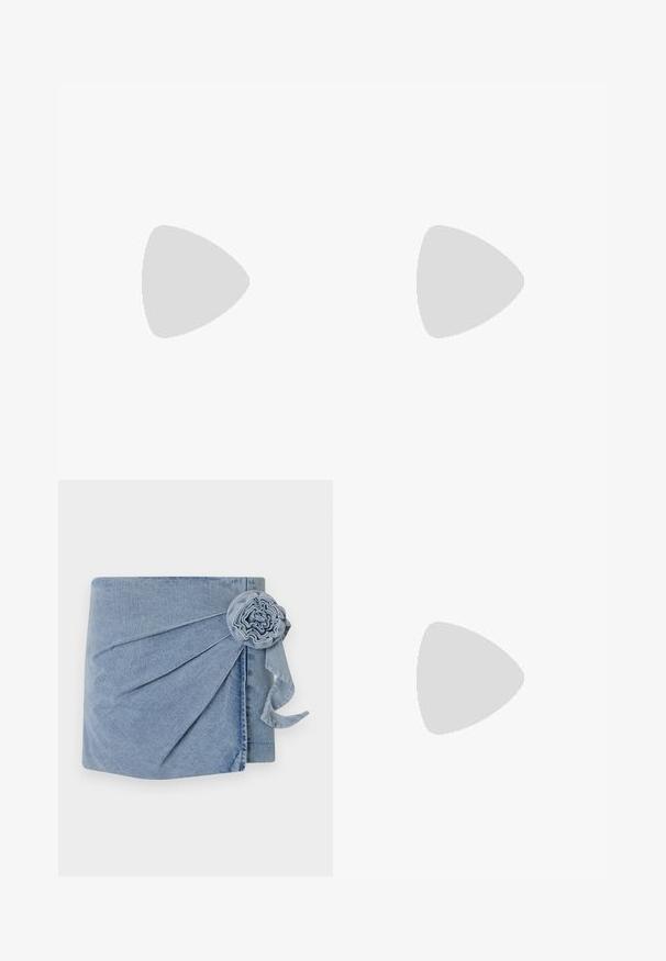 Top branco sem mangas com um decote frisado e uma grande flor decorativa de um lado; textura suave, design ajustado.; Envoltorio de denim com um tom azul claro, pregueado intrincado e um detalhe de flor decorativa com uma fita pendente. Textura suave e design casual.; Bailarina preta em pele com bico arredondado, textura suave, detalhe de costura minimalista e design de sola flexível.; Bolsa de couro castanho com fecho de aba, decoração em tom dourado, alça de ombro e textura suave. Formato retangular compacto.