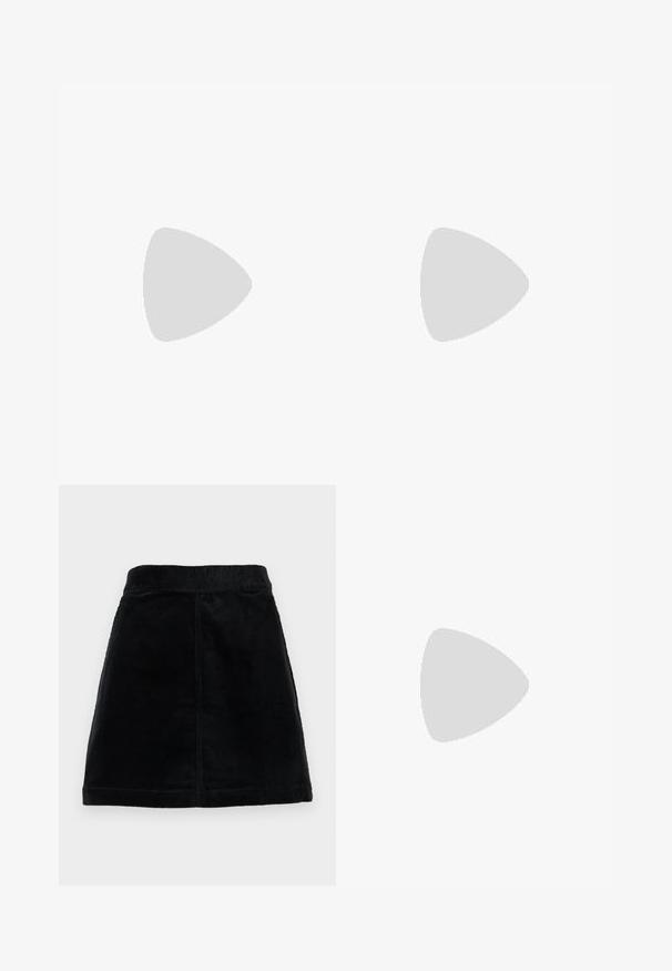 Lichtblauw langwerpig shirt met een V-halslijn, gemaakt van zachte, gestructureerde stof, met een naad langs de halslijn en een rechte onderzoom.; Zwarte corduroy rok met een aansluitende taille, rechte snit en textiel met verticale ribbels. Geen zichtbare sluitingen of versieringen.; Zwarte kniehoge laarzen met een gladde afwerking, stevige zolen en een subtiele rits aan de zijkant. Stijlvol gecombineerd met een grijze visgraatrok.; Zwarte leren driehoekige handtas met een enkele verstelbare schouderriem en een zachte, iets slappe structuur.; Zilveren druppeloorbellen met afgeronde accenten, weergegeven tegen een model dat een witte ribbed mouwloze top draagt, die een gladde textuur laat zien.